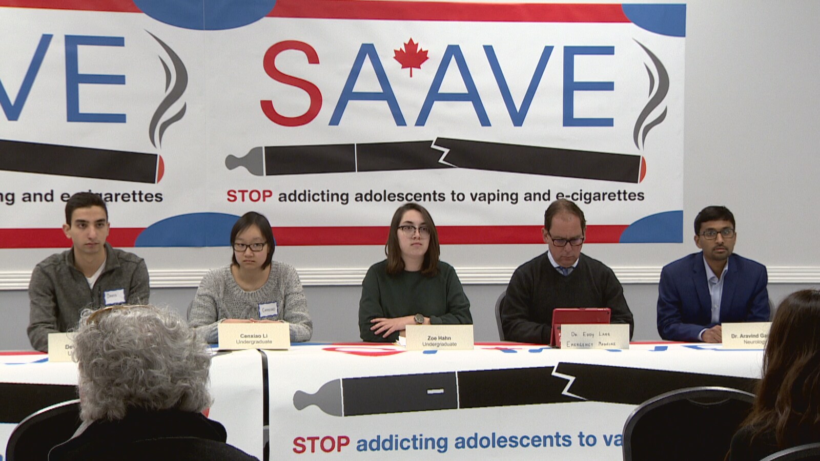 Les étudiants et les médecins du groupe SAAVE assis devant une assemblé