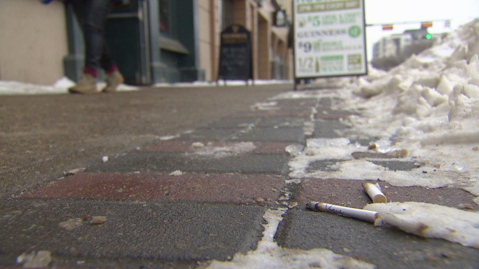 Des mégots sur un trottoir.