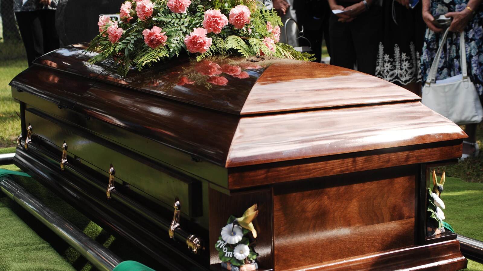 Un cercueil à un service funèbre dans un cimetière