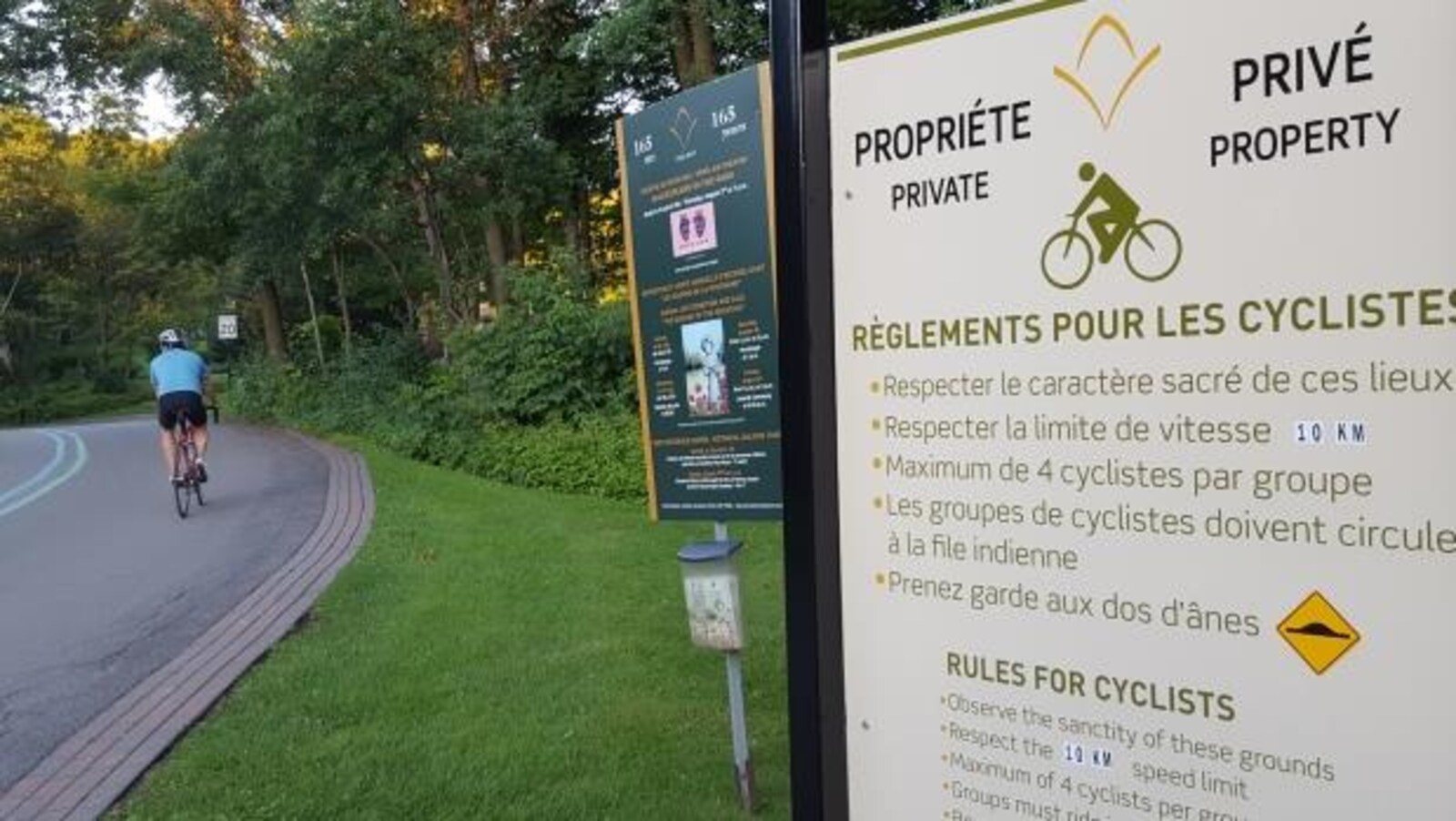 Affiche au cimetière du Mont-Royal indiquant les règles à suivre pour les cyclistes