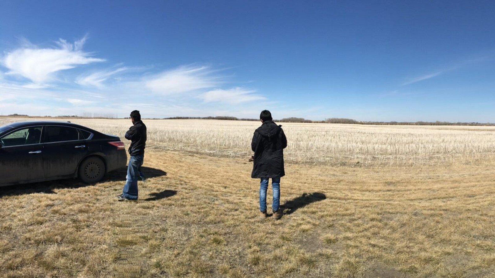 Deux membres de l'Association des musulmans de Prairie visitent leur terrain à Corman Park, près de Saskatonn, où sera construit le premier cimetière musulman de Saskatchewan.