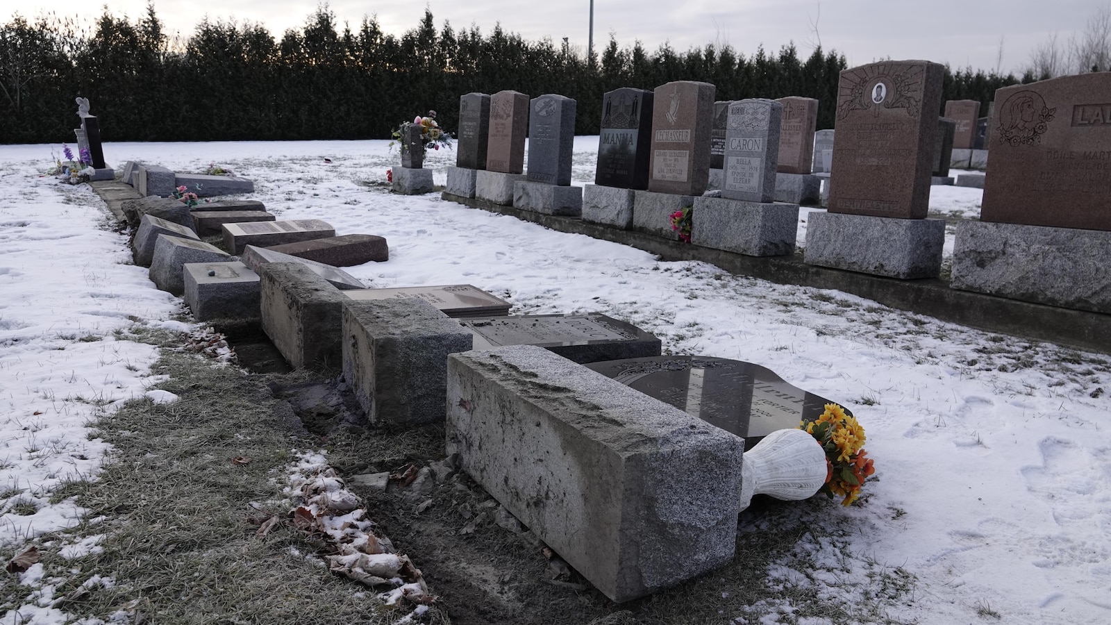 Une rangée de pierres tombales renversées