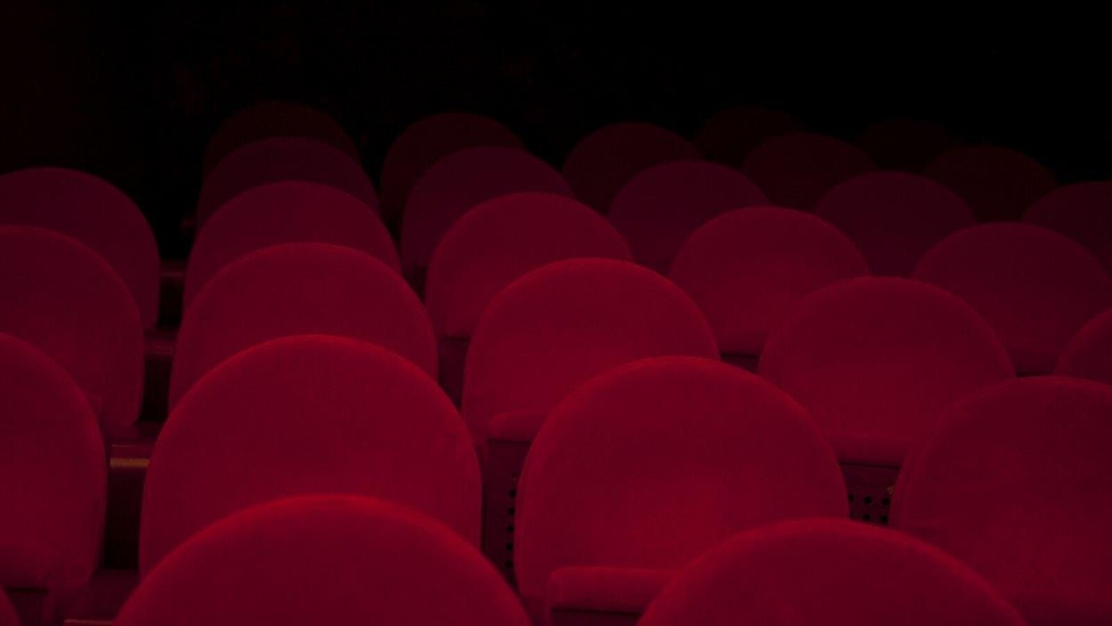 Des rangées de sièges dans un cinéma