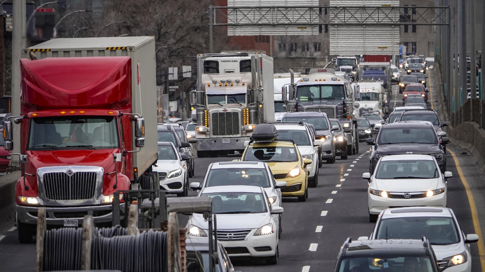 Des voitures et des camions sur la route.
