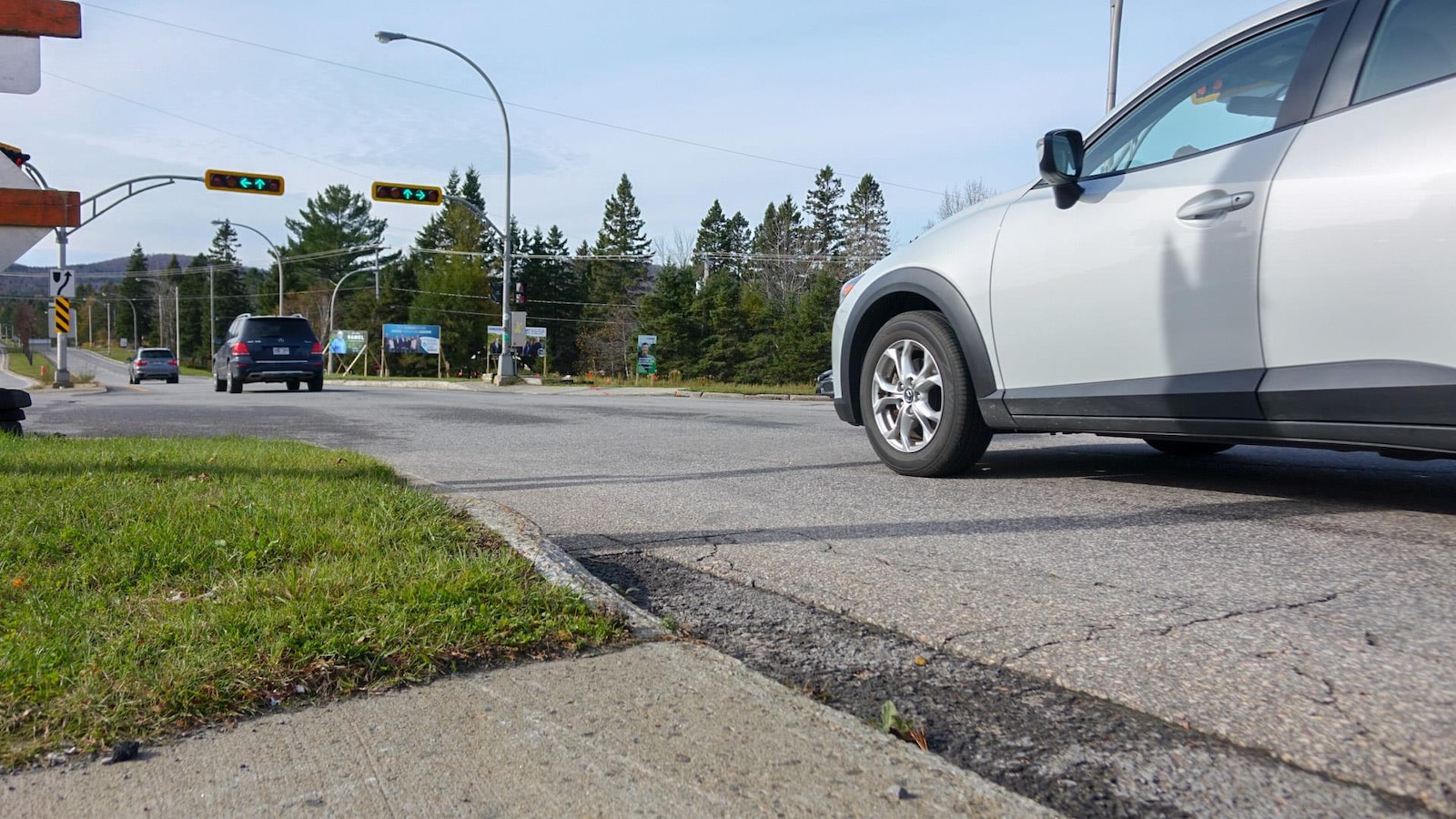 Des voitures qui circulent sur le boulevard du Lac à Lac-Beauport