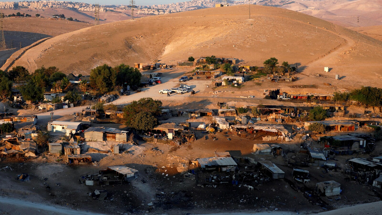 Vue en plongée du village de Khan al Ahmar