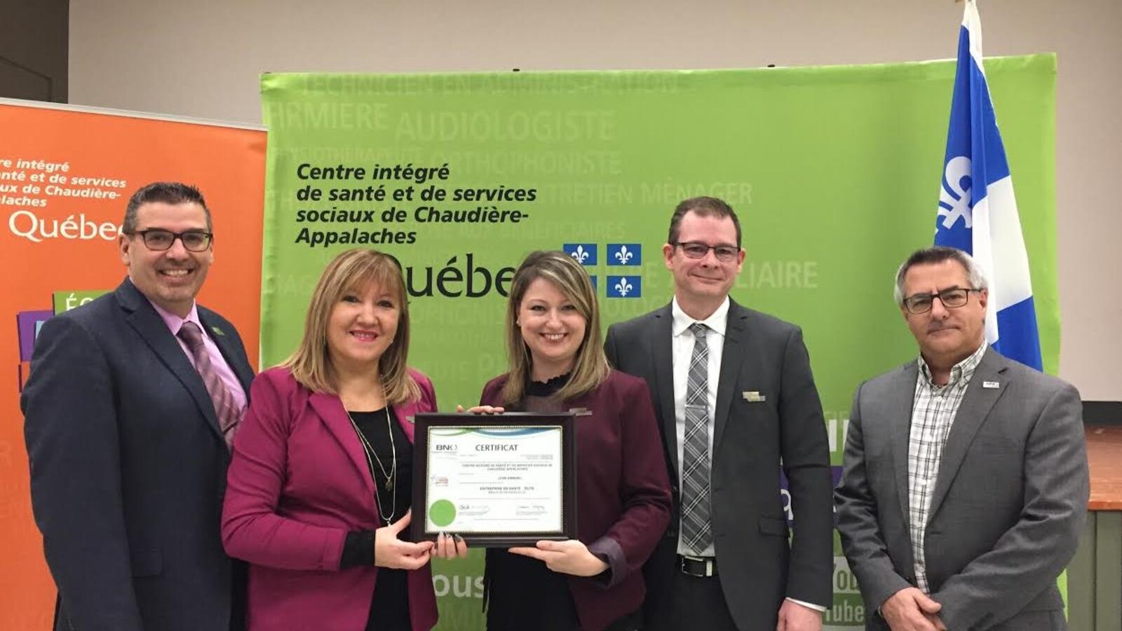 Daniel Paré, PDG, Brigitte Busque, présidente du C. A., Marie-Michèle Fontaine, directrice des ressources humaines, des communications et des affaires juridiques, Patrick Simard, PDG adjoint, et François Bourgault, représentant du Bureau de normalisation du Québec.