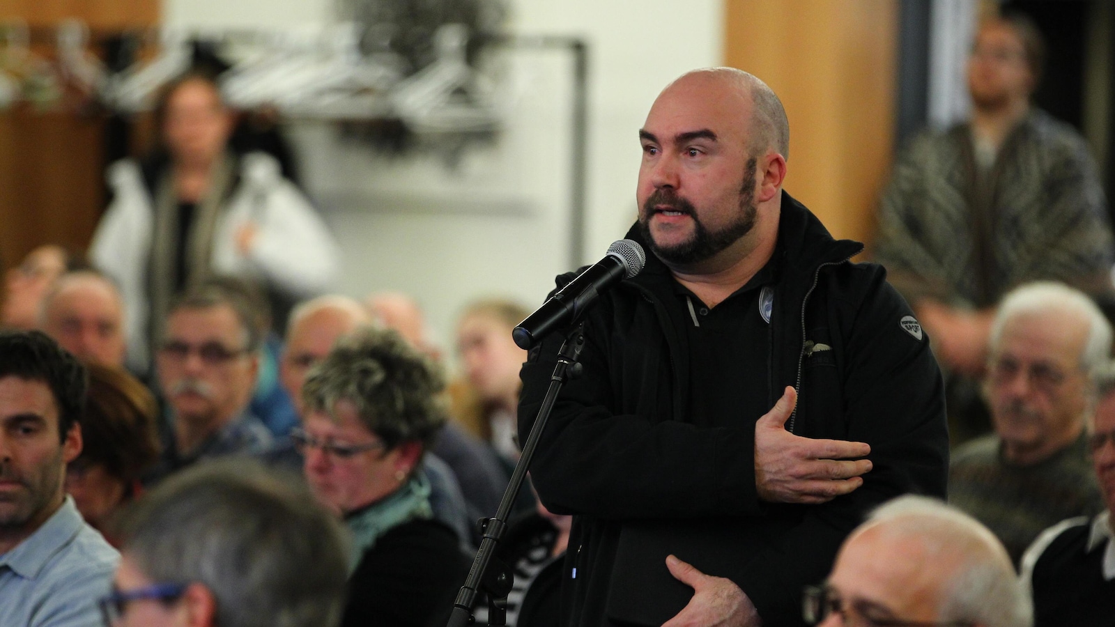 Un citoyen mécontent s'exprime au sujet d'un projet d'agrandissement d'école à Saint-Augustin-de-Desmaures