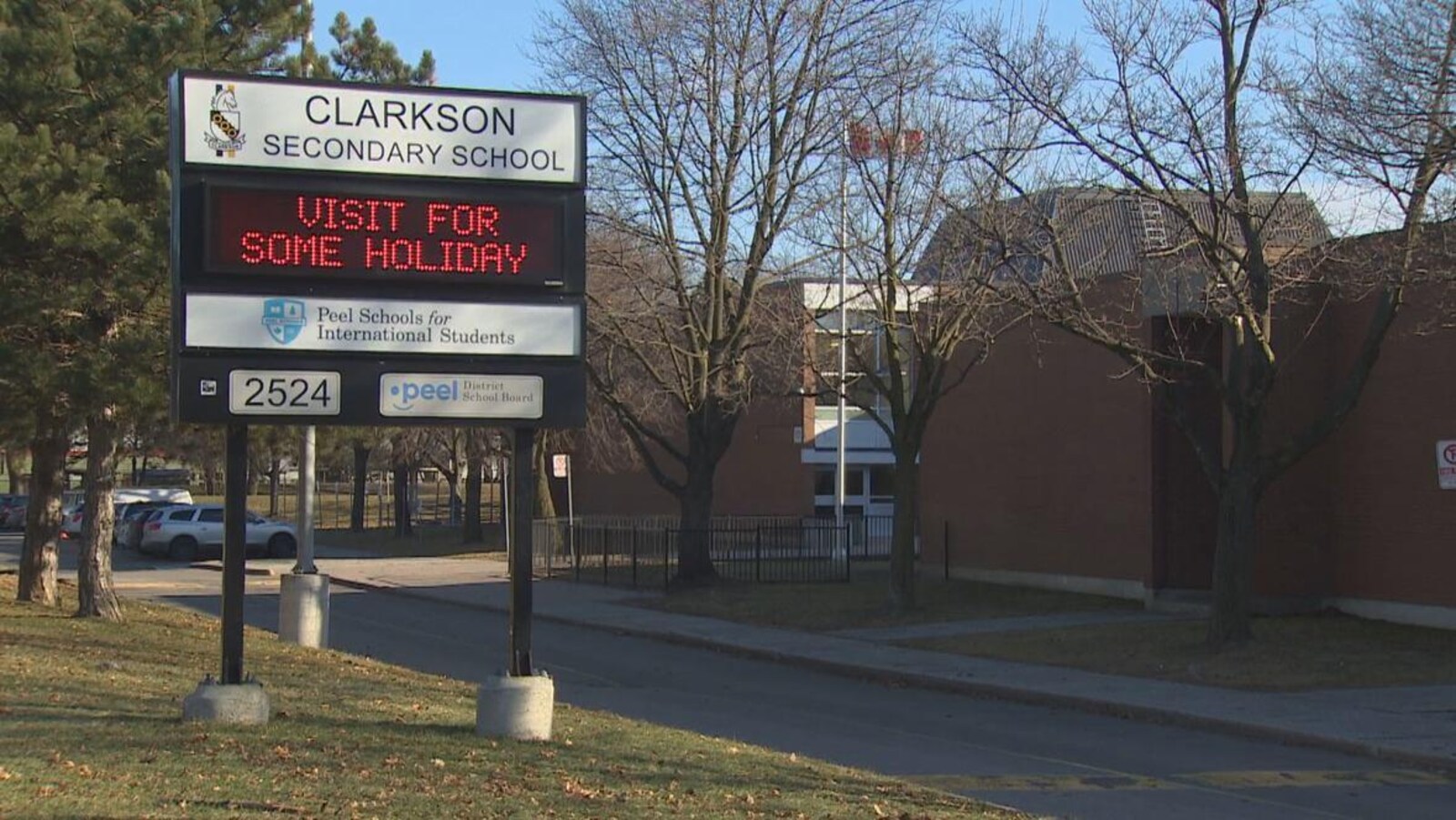 L'affiche à l'entrée d'une école secondaire