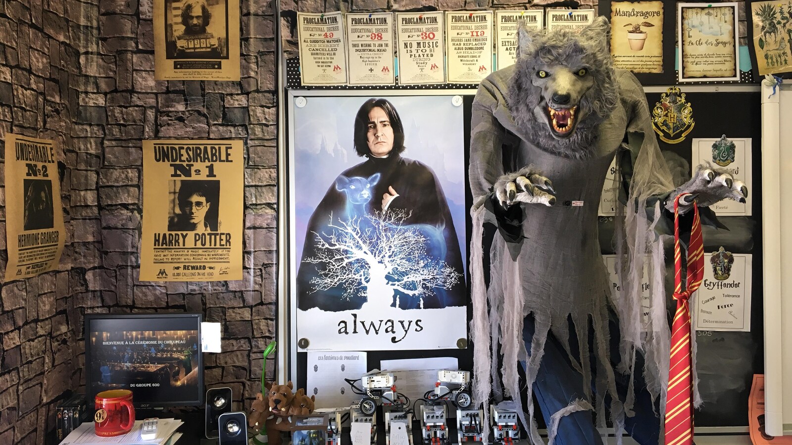 Un mur de classe d'école primaire est décoré sous le thème d'Harry Potter.