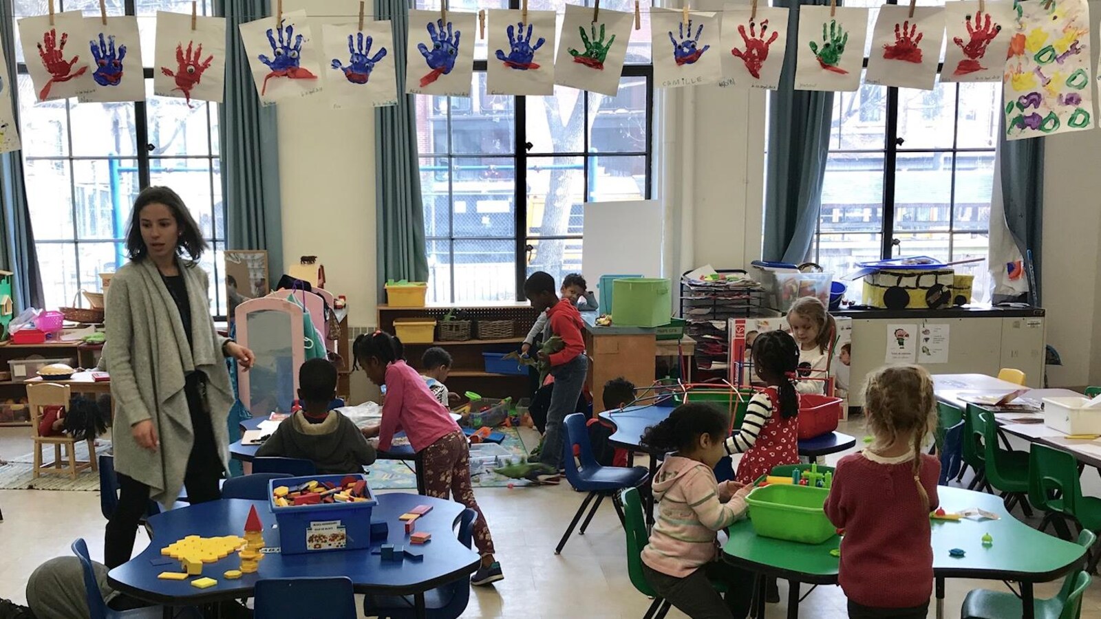 L'enseignante en classe avec les enfants.