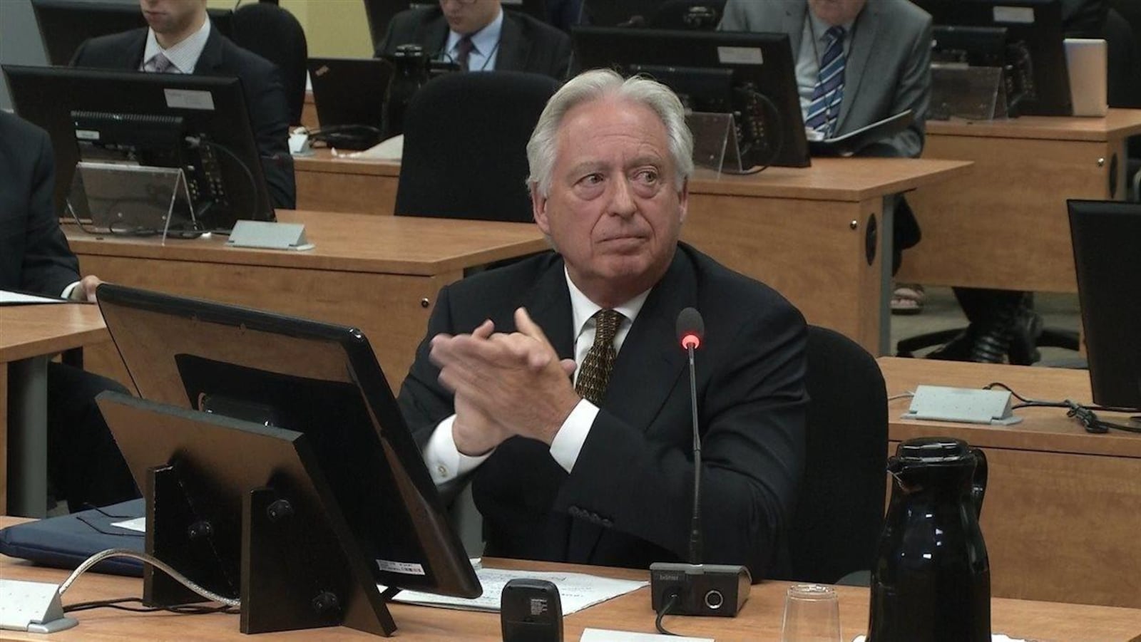 Claude Asselin au micro dans la salle d'audience