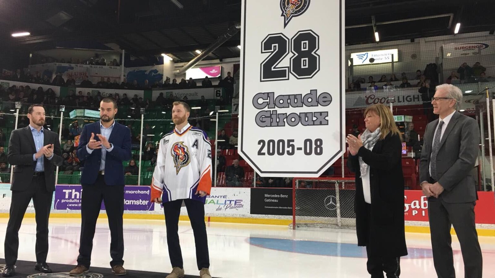 Le joueur de hockey Claude Giroux à la cérémonie du retrait de son chandail.