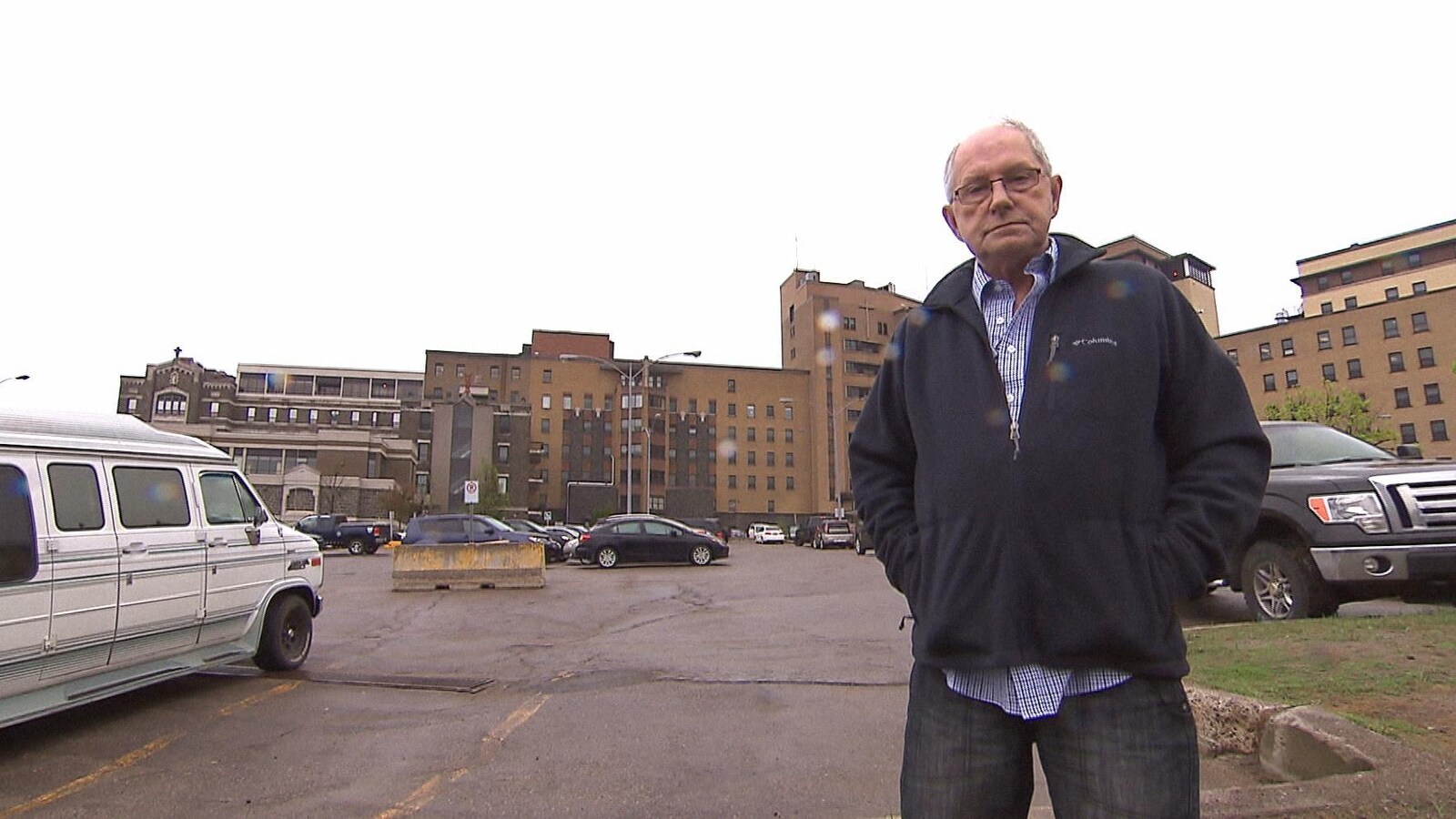 Claude Truchon devant l’hôpital de Chicoutimi