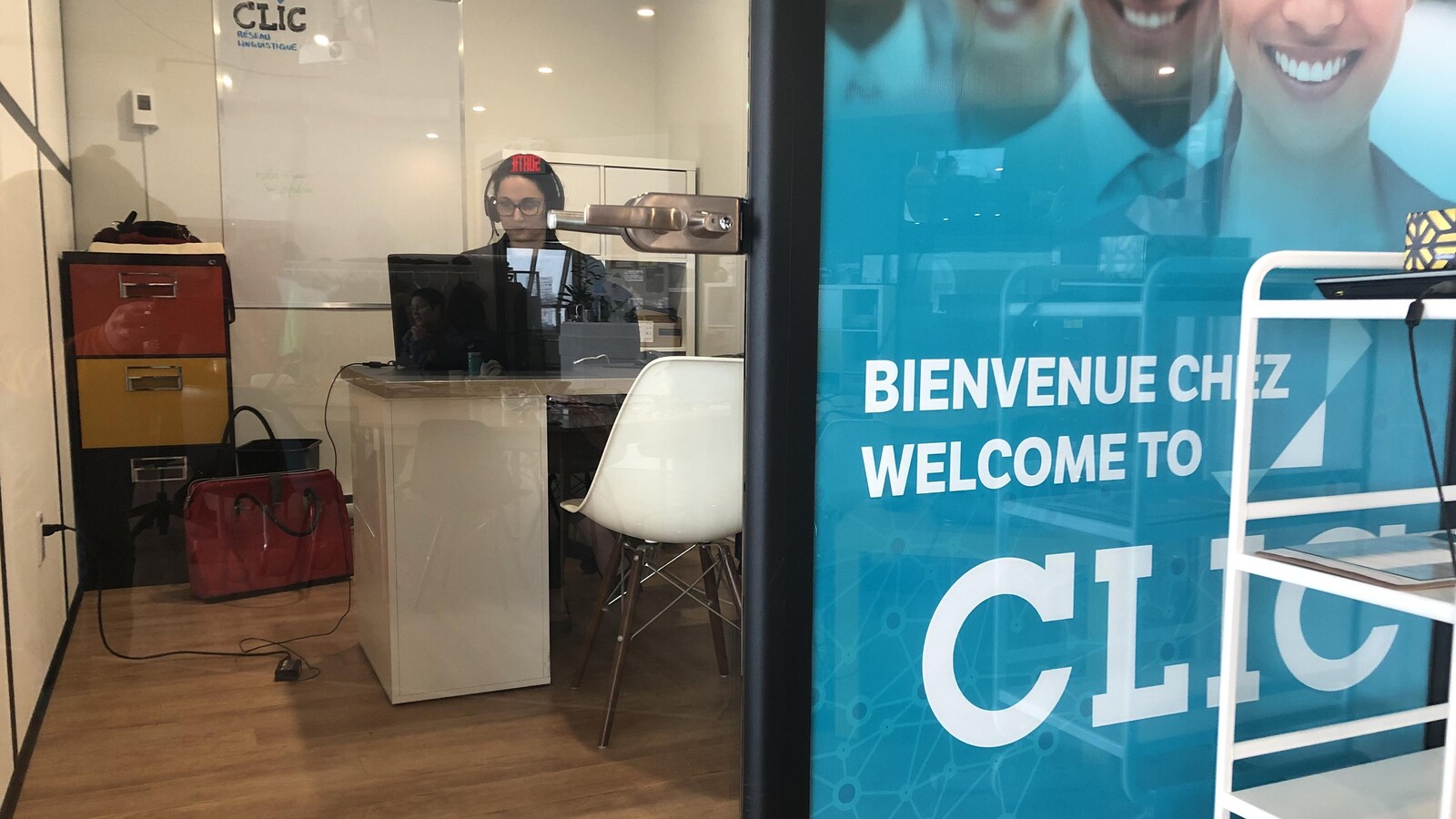 Amel Naroun donne un cours de français en ligne dans les locaux rimouskois de CLIC réseau linguistique.