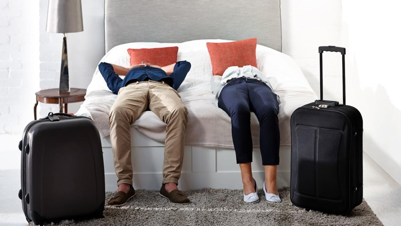Les clients d'un hôtel étendus sur le lit de leur chambre.