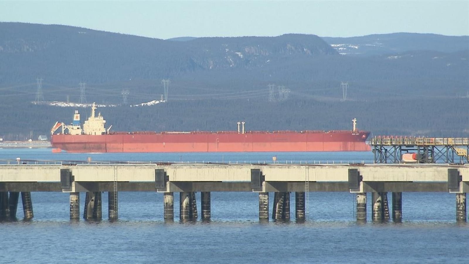 Un bateau à proximité du quai multiusager à Sept-Îles.