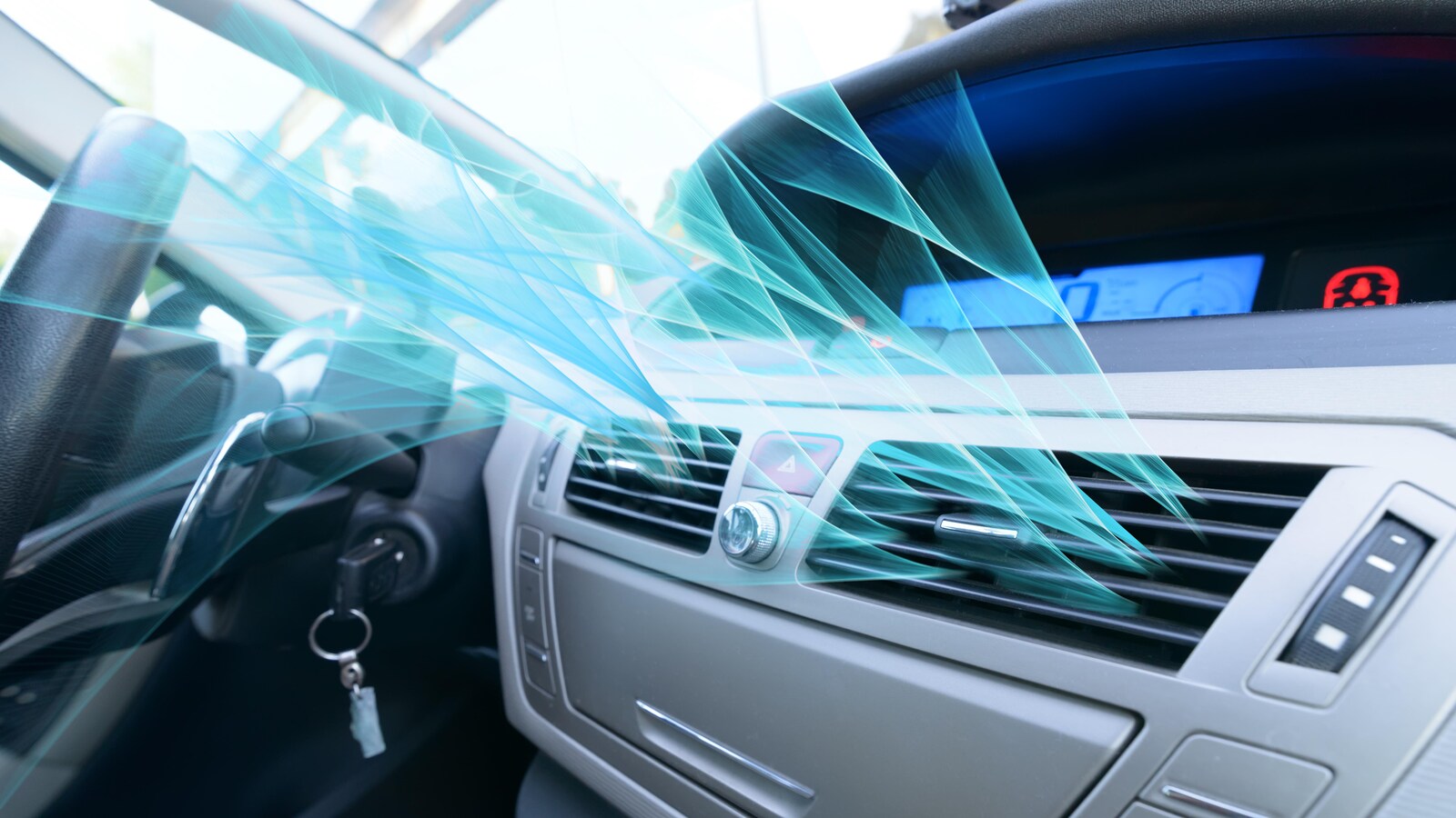 De la vapeur bleue sort des fentes d'un climatiseur dans une automobile.