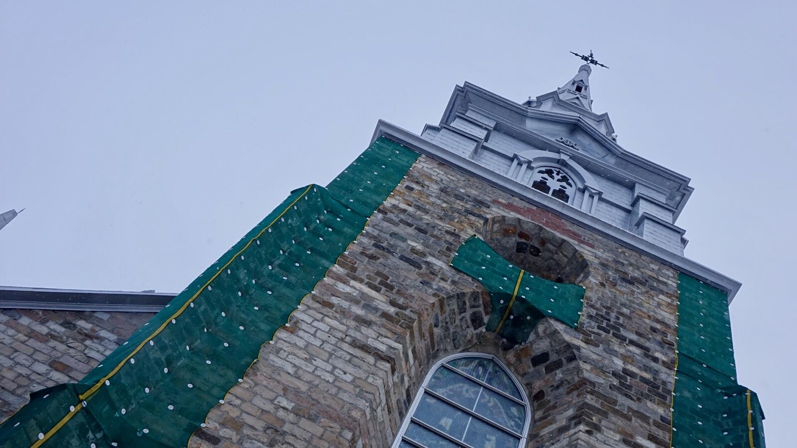 Vue en contre-plongée du clocher de la cathédrale de Rimouski. La flèche n'est pas en ligne droite avec la base.