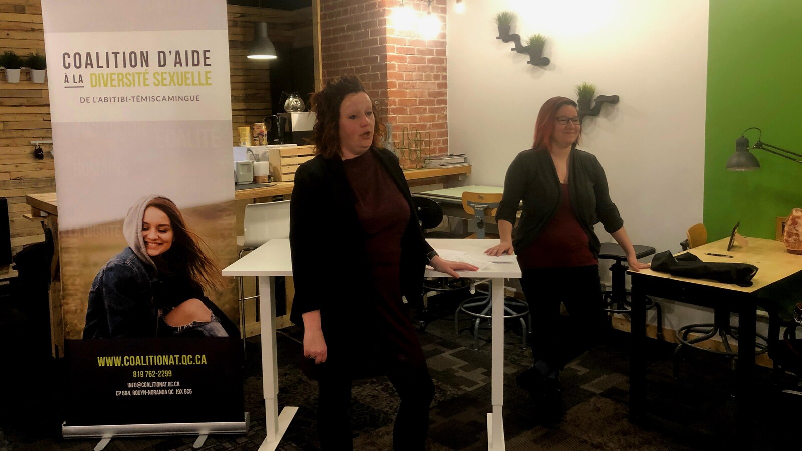Deux femmes parlent au public durant une conférence de presse.