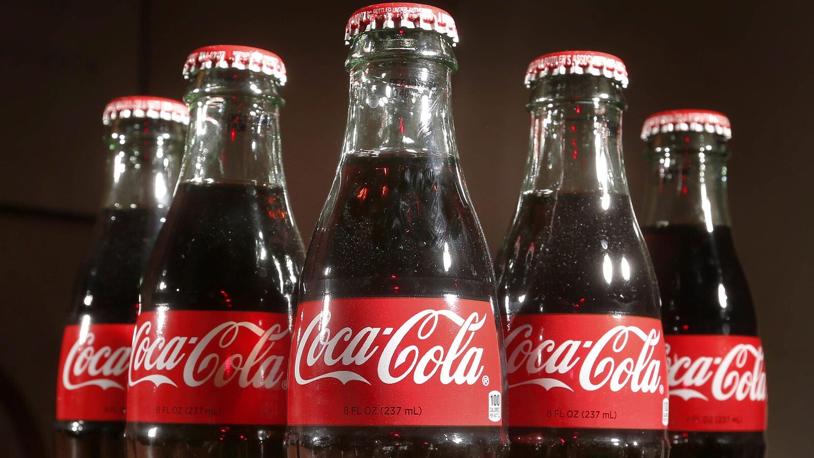 Cinq bouteilles de Coca-Cola