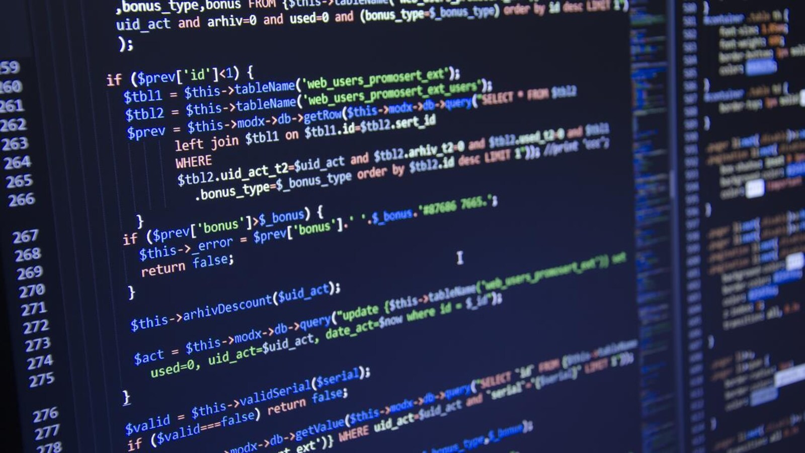 Un écran d'ordinateur sur lequel ont aperçoit des lignes de code informatique.