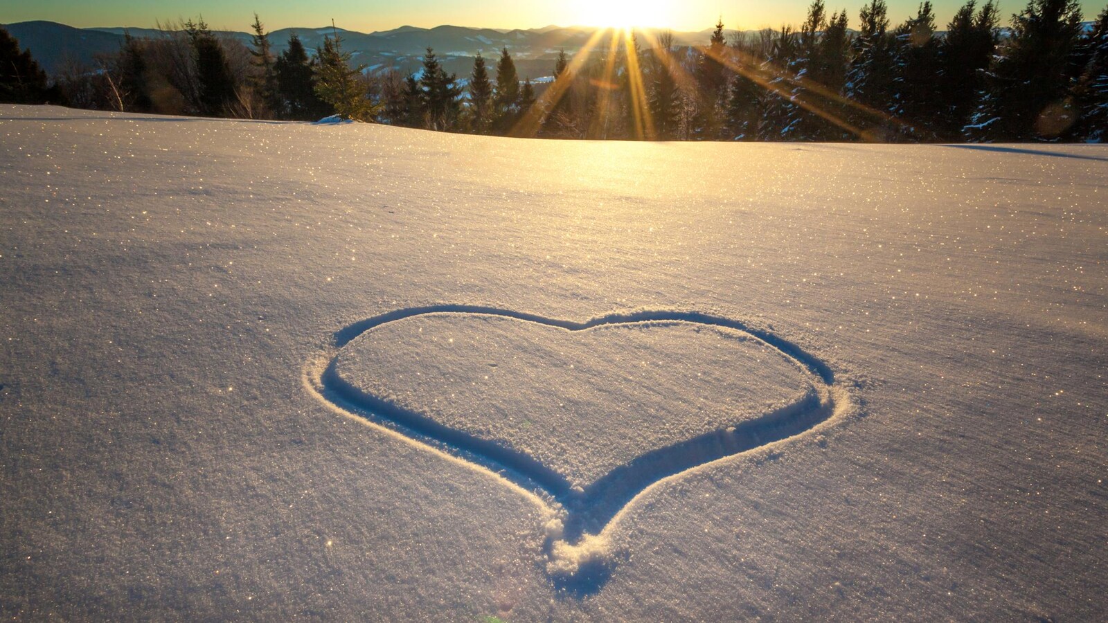 Un cœur dessiné dans la neige.