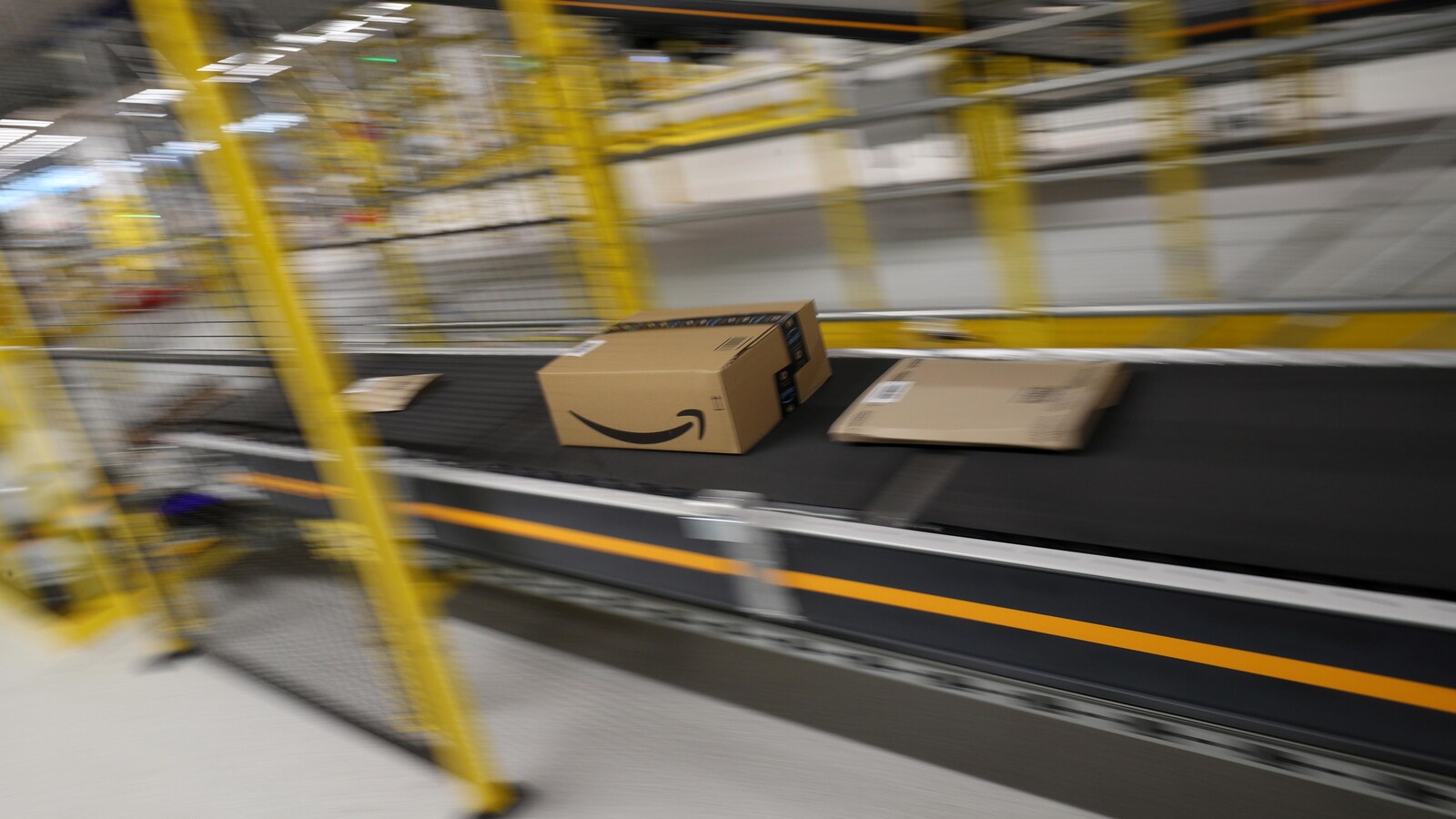 Un colis expédié par Amazon sur un tapis roulant.