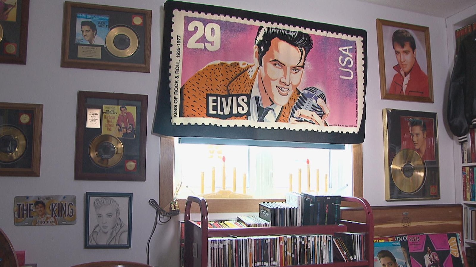 Des affiches à l'effigie d'Elvis Presley sont accrochées sur un des murs d'Yvon Poitras.