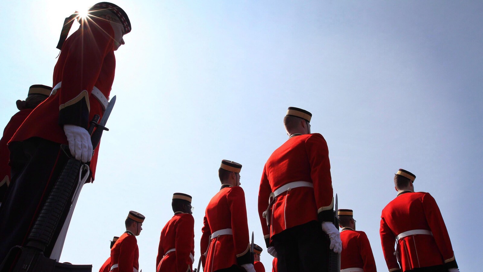 Des jeunes élèves-officiers du Collège militaire royal du Canada vêtus de leur uniforme rouge.