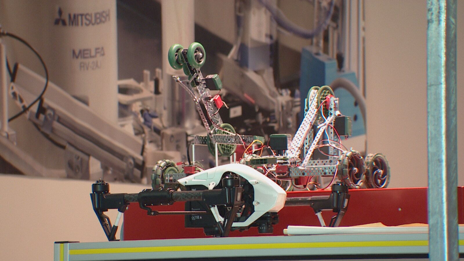 Un petit robot dans un laboratoire de l'Institut de technologie du Nord de l'Alberta (NAIT).