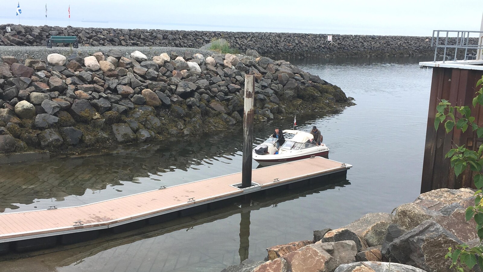 Un petit bateau s'approche du quai des pêcheurs à Sept-Îles.