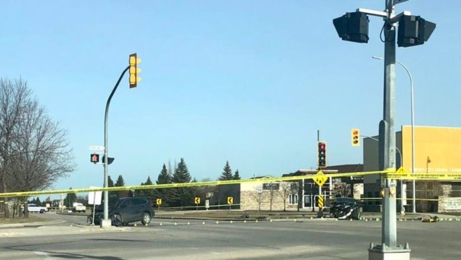 Une intersection, dans le nord-ouest de Winnipeg, où se trouvent deux véhicules impliqués dans une collision frontale.
