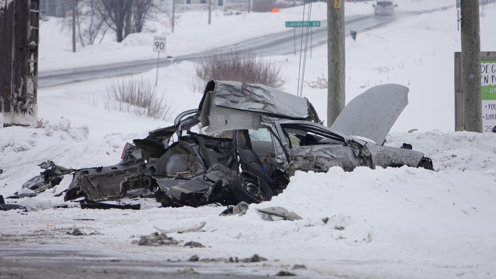 Les restes d'une voiture dans la neige