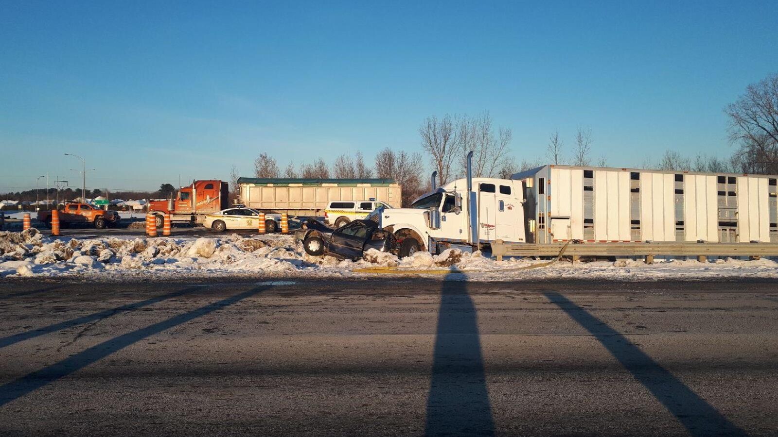 Sur une autoroute, un camion est encastré dans une automobile.