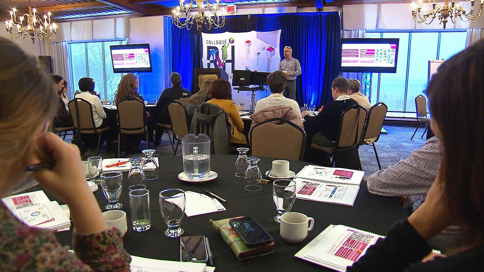 Des participants écoutent une présentation.