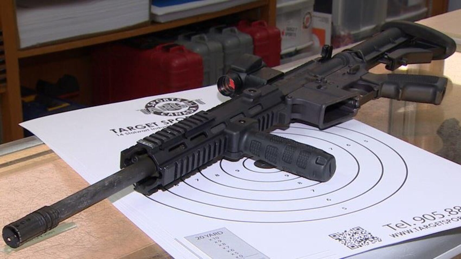 Un fusil.