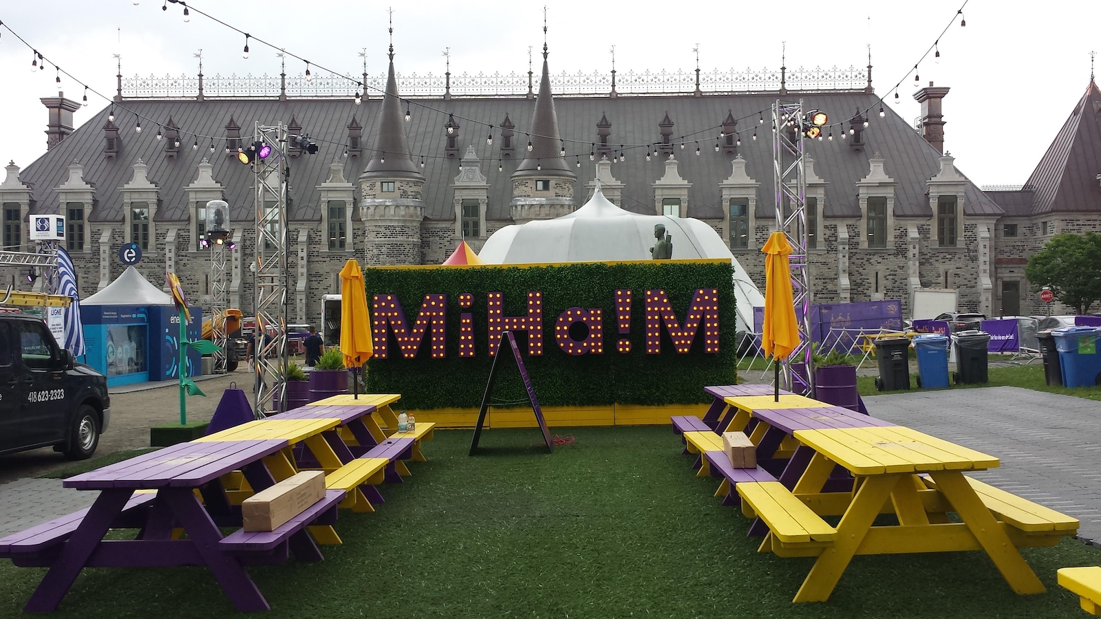 Un endroit a été aménagé pour permettre aux festivaliers de manger.