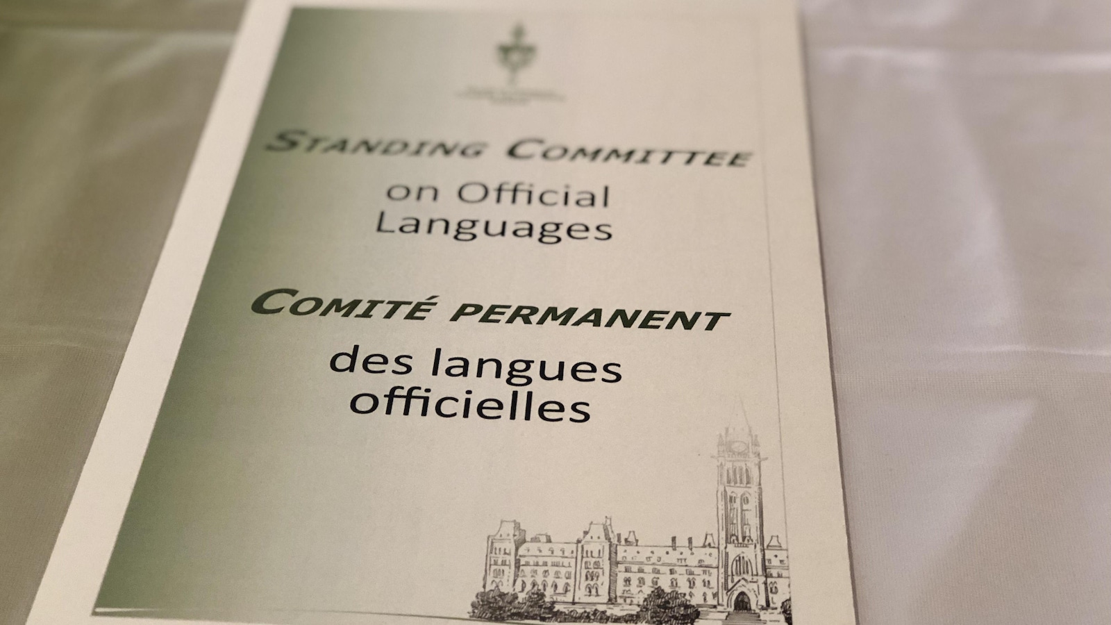 Gros plan sur un document portant le titre Comité permanent des langues officielles et Standing Committee on official languages.