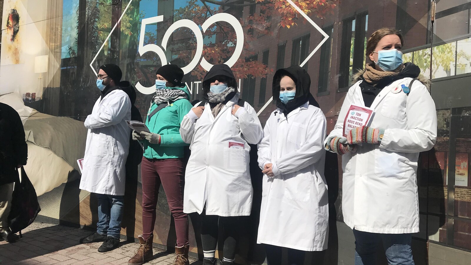 Des membres de comité Saint-Jean-Baptiste porte des masques.