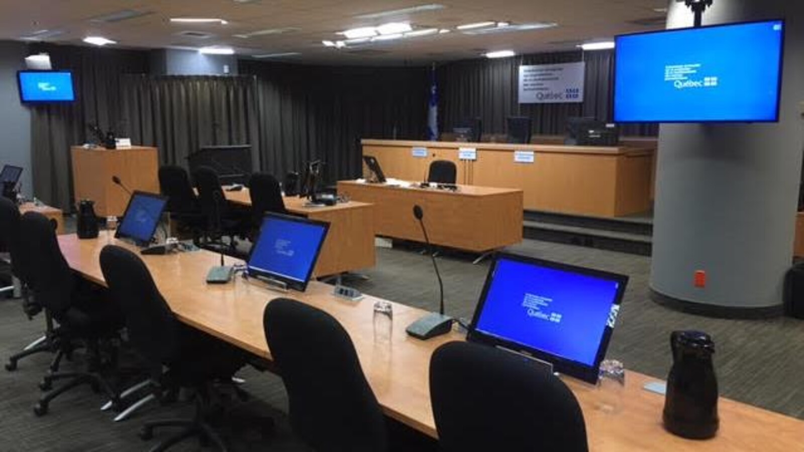 Salle d'audience de la Commission d’enquête sur la protection de la confidentialité des sources journalistiques