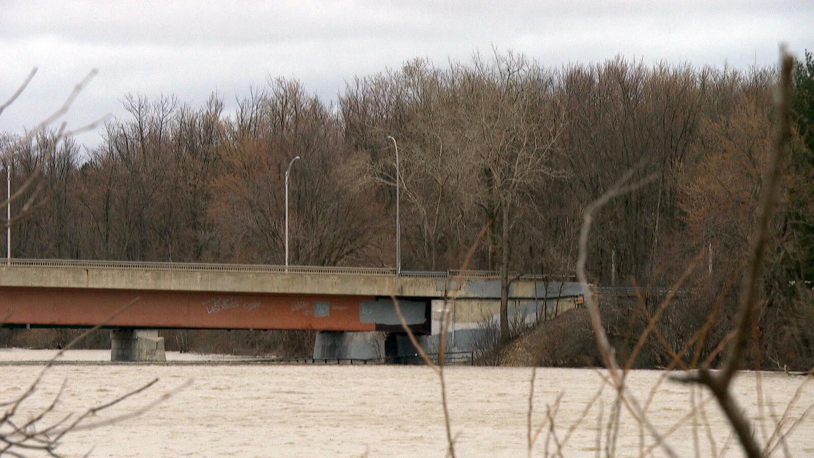 La rivière des Outaouais pendant la crue printanière de 2019.
