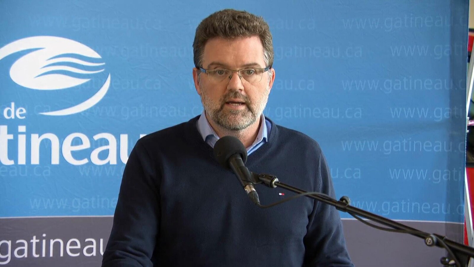 Maxime Pedneaud-Jobin pendant une conférence de presse.