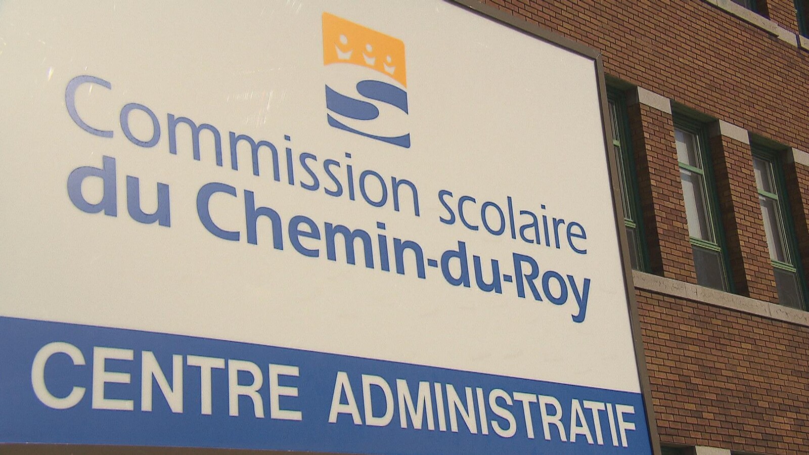 L'enseigne devant le centre administratif de la Commission scolaire du Chemin-du-Roy