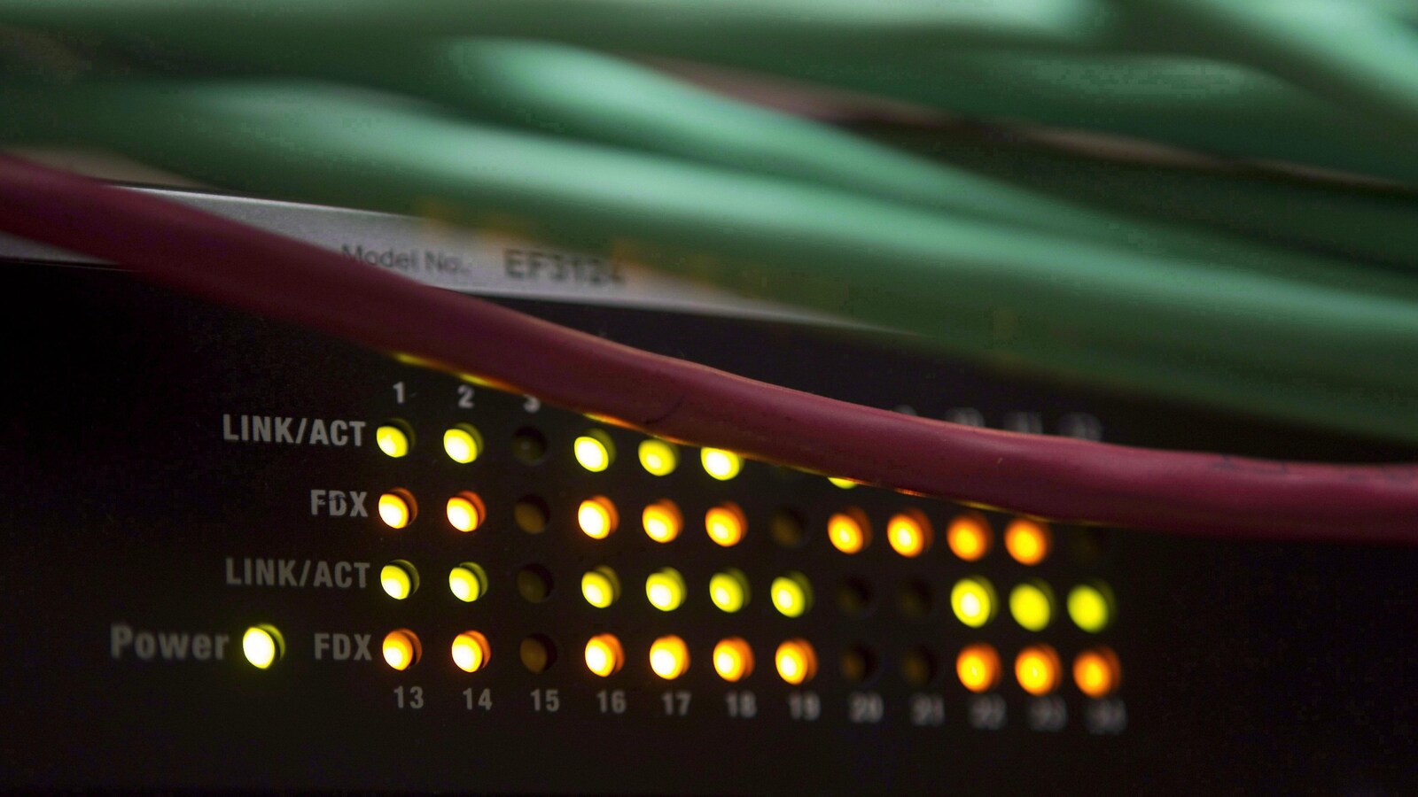 Une photo montre des lumières et des fils d'un commutateur Internet.