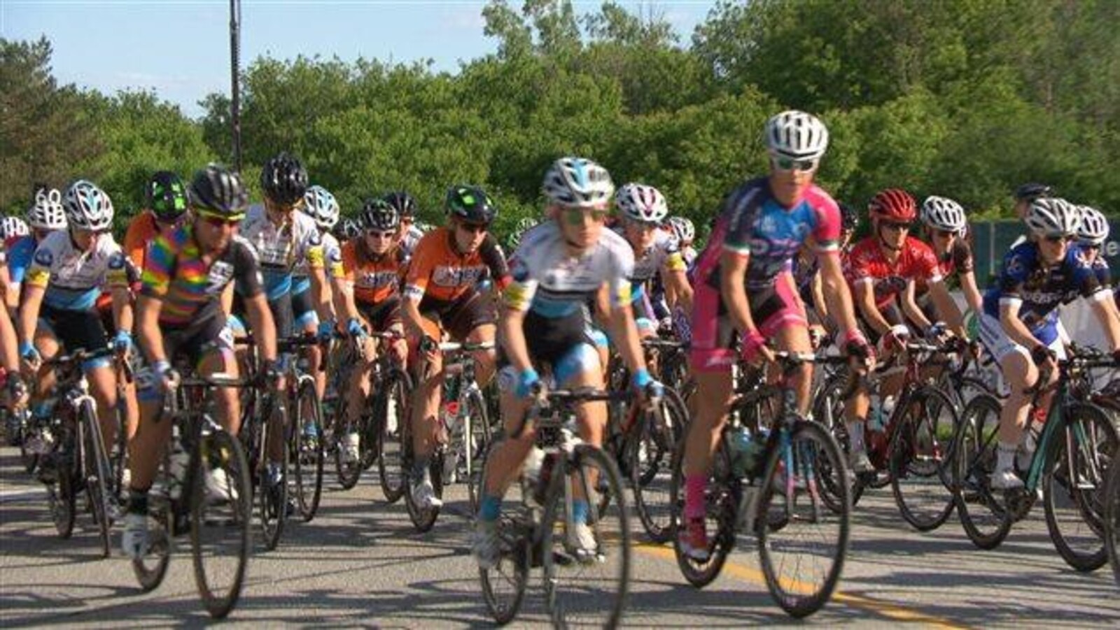 Des dizaines de cyclistes sur leur vélo portant des vêtements colorés. (Archives)
