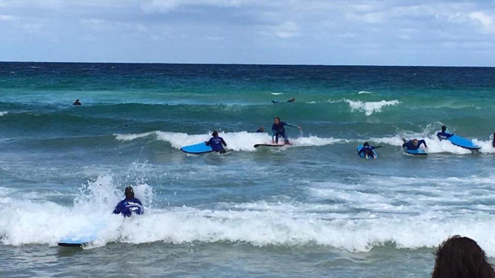 Des jeunes font du surf dans l'océan.
