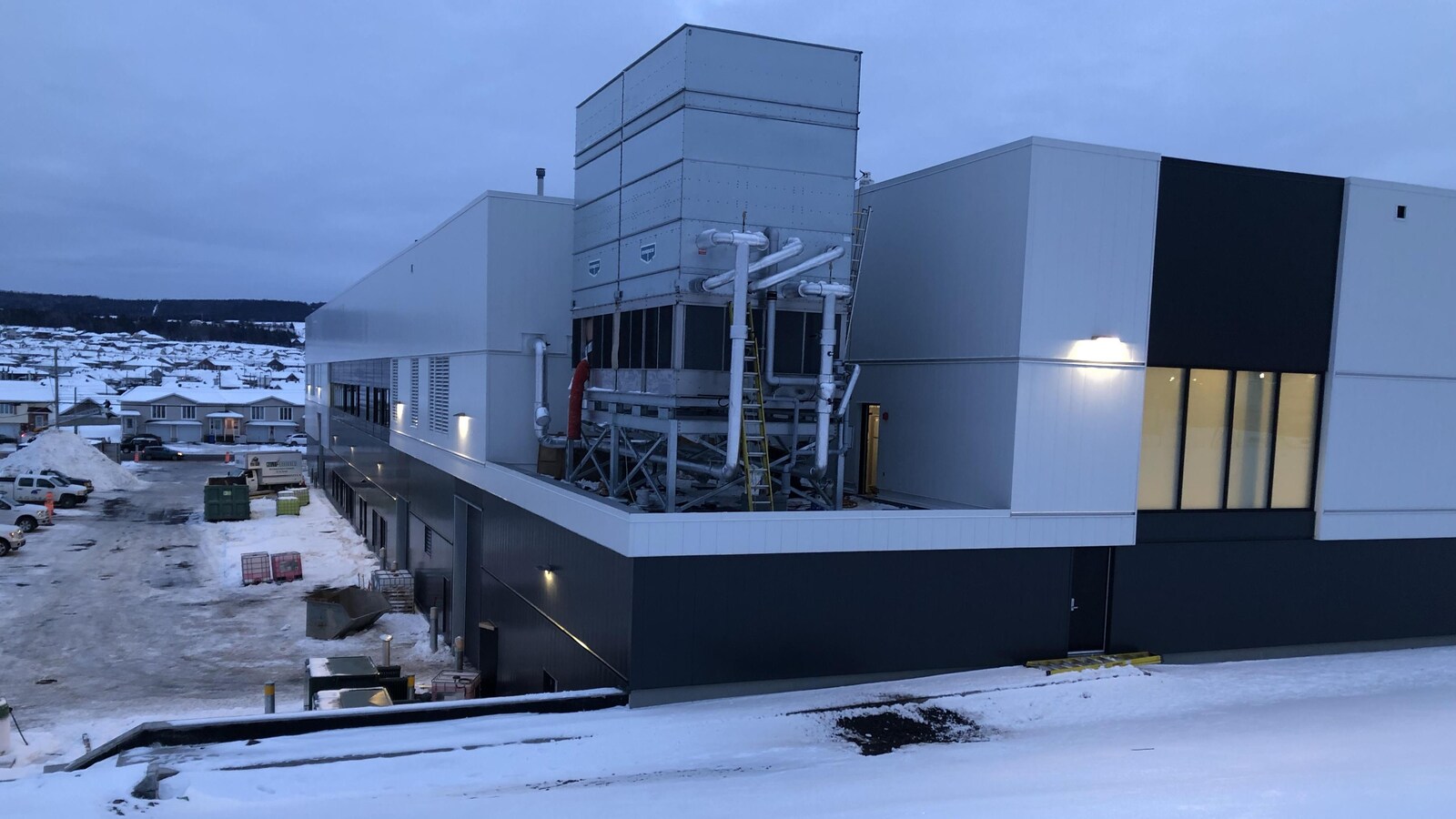 Un tour de métal avec des tuyaux qui sortent, sur le toit du complexe sportif de Rimouski.