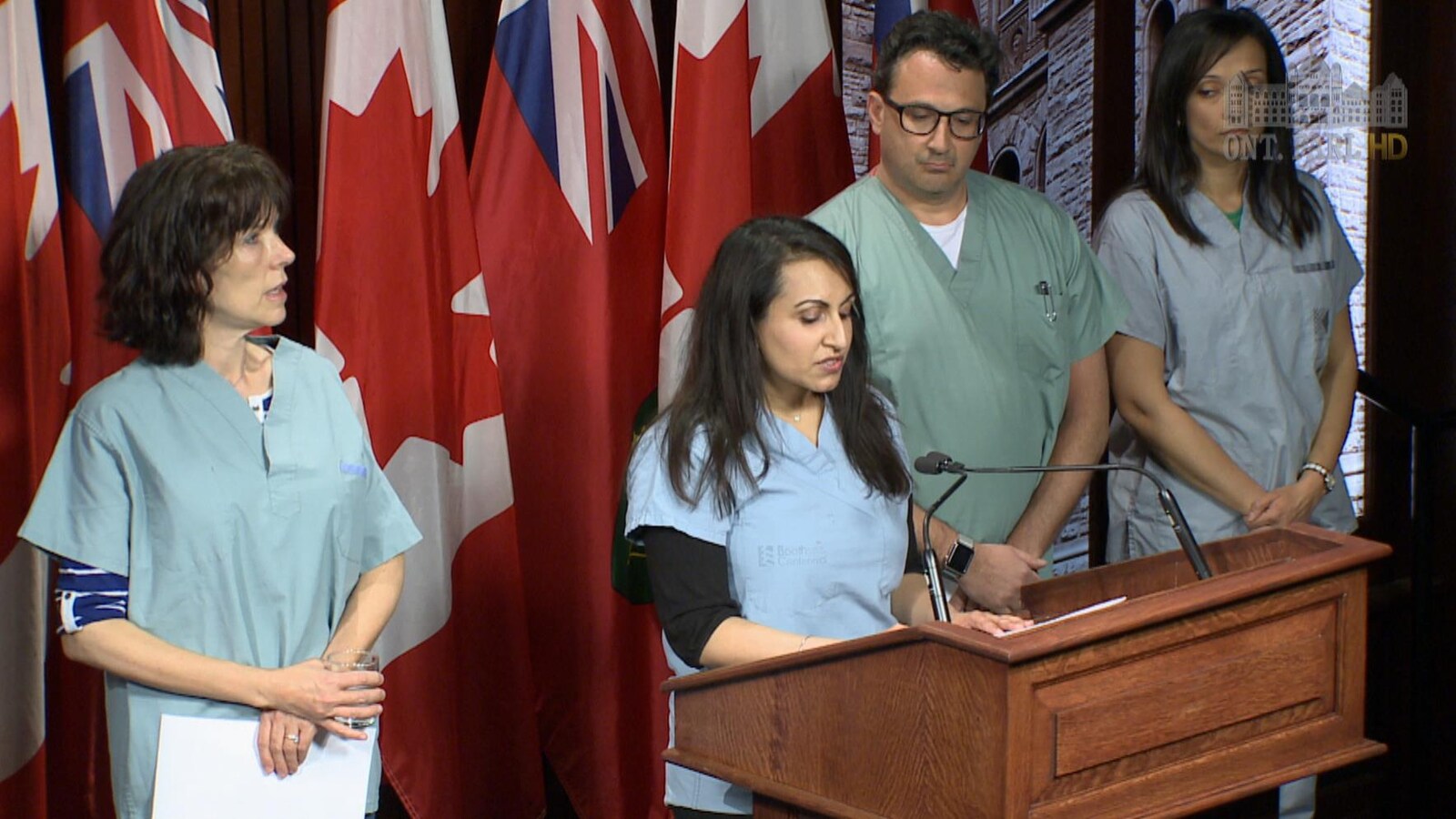 Photo de médecins en tenue d'hôpital.