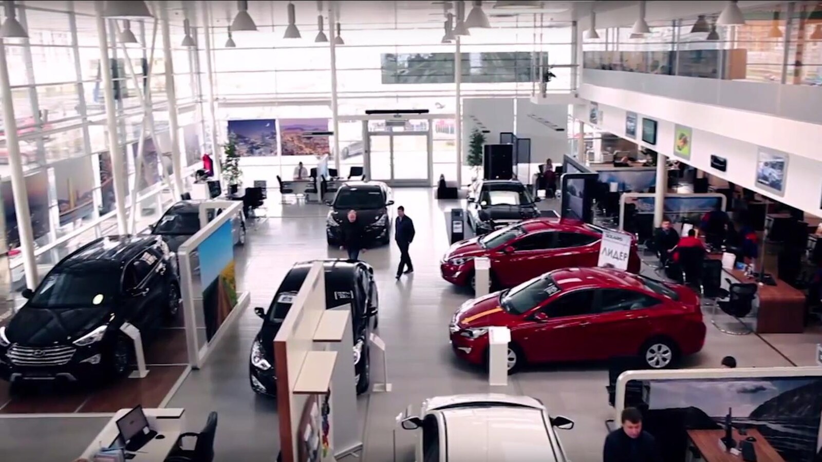 On voit l'intérieur d'un magasin chez un concessionnaire automobile.